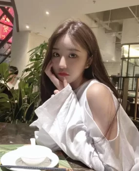 清纯反差小仙女，无毛小馒头竟是消防栓，床单湿了一大片